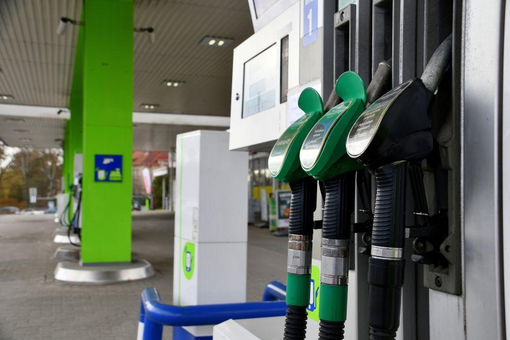 Bensin och dieselpumpar på en bensinstation.