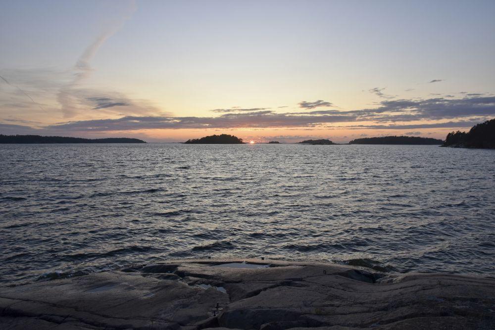 Solen går ner över havet.