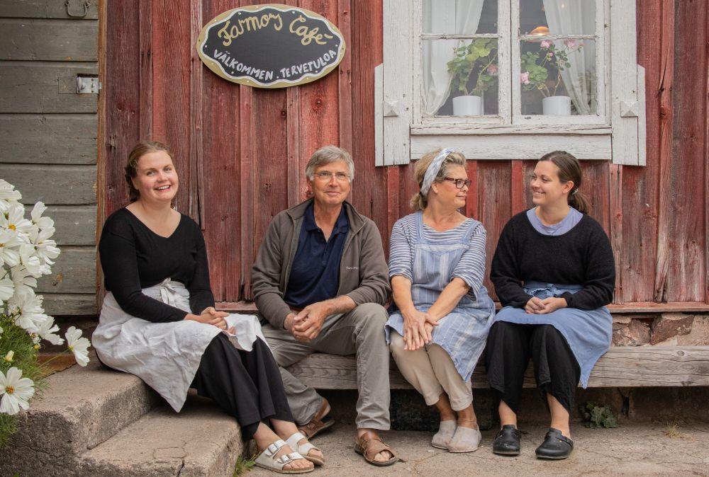 Familjen Enberg utanför caféet en sommardag.