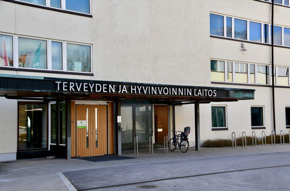 Ingång till hus med texten "Terveyden ja hyvinvoinnin laitos"