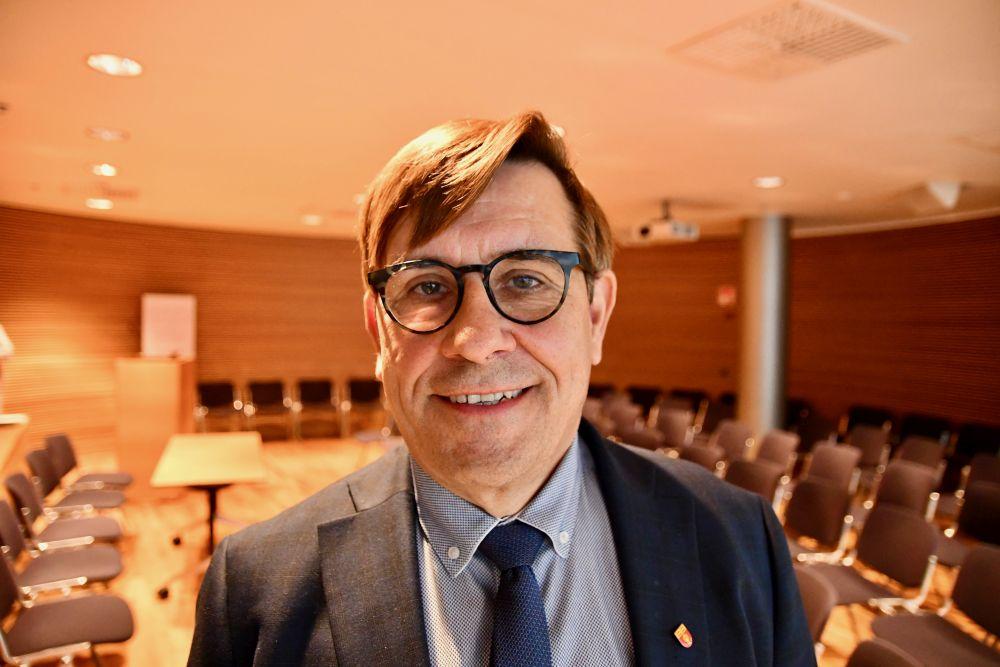 Porträtt av kostymklädd man.