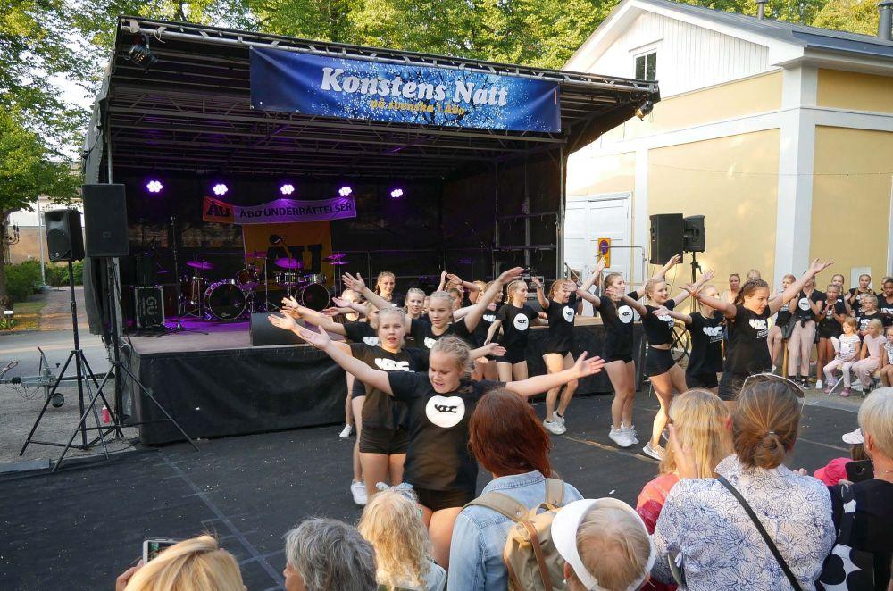 Dansgrupp uppträder