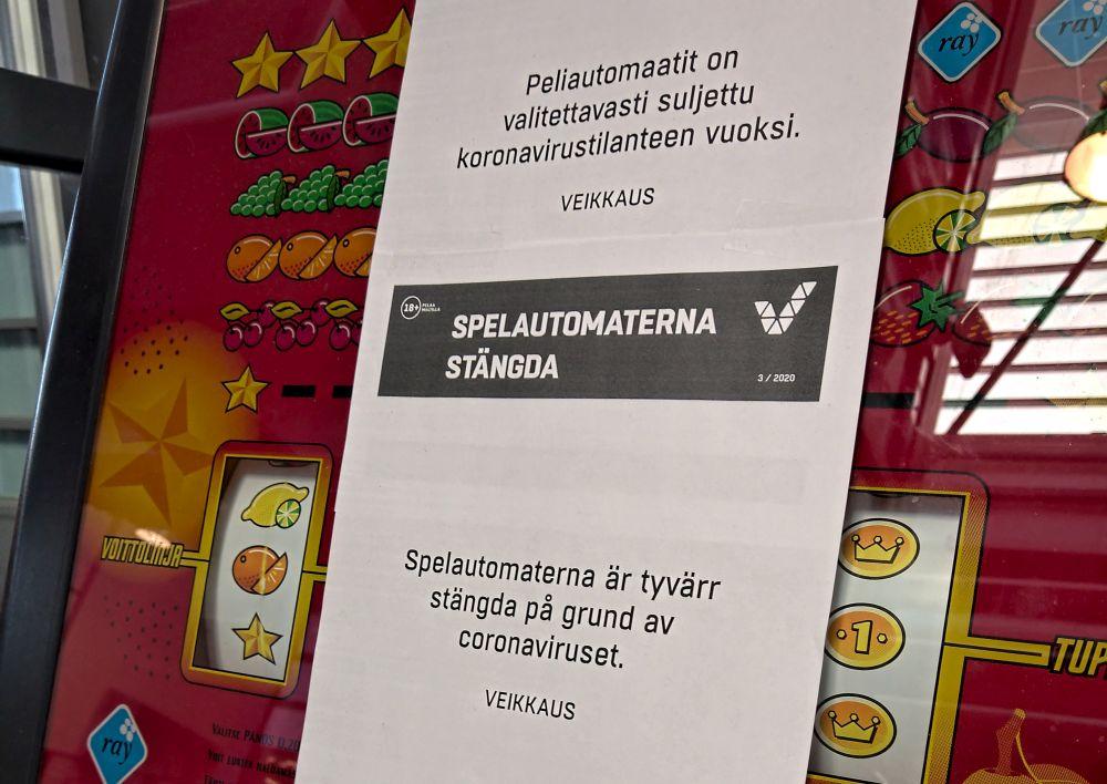 En lapp på en spelautomat som informerar om att automaten är stängd på grund av coronaviruset.