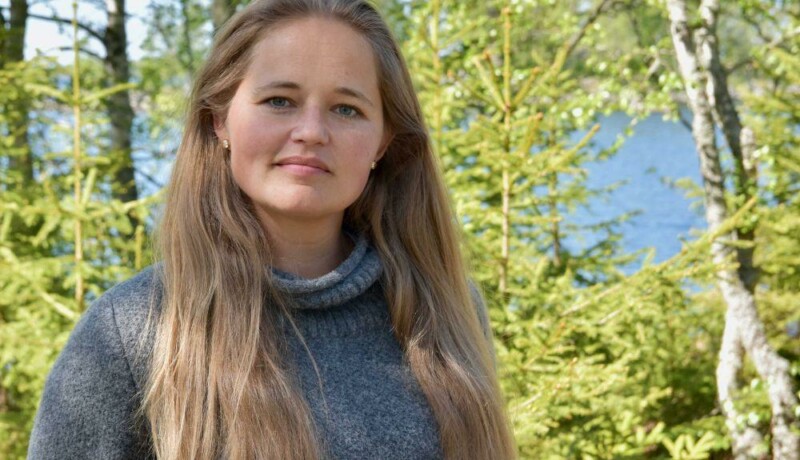 Kvinna i skog