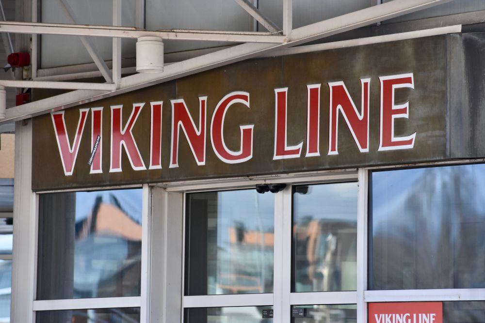 Ingången till en byggnad med en skylt med texten "Viking Line" ovanför.