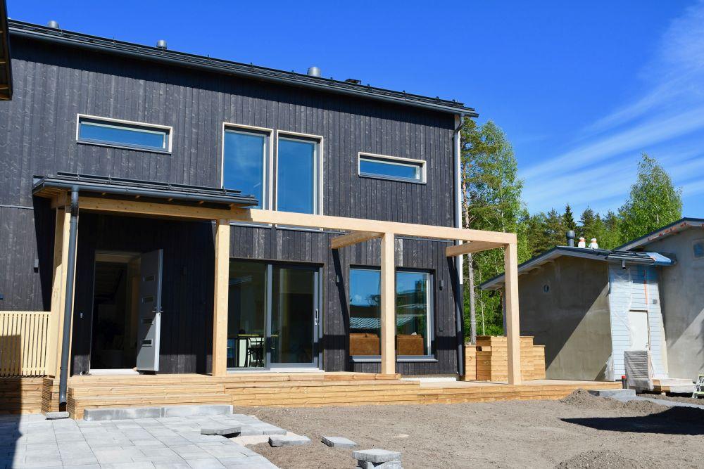 Ett nybyggt hus med en halvfärdig terass.