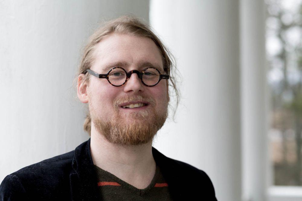 Man med glasögon.