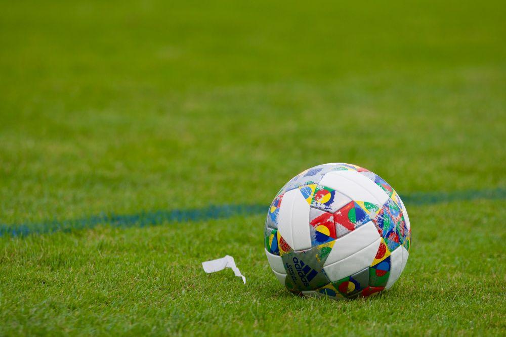 Ensam fotboll på tom gräsplan