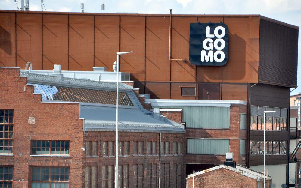 Stor gammal tegelbyggnad.