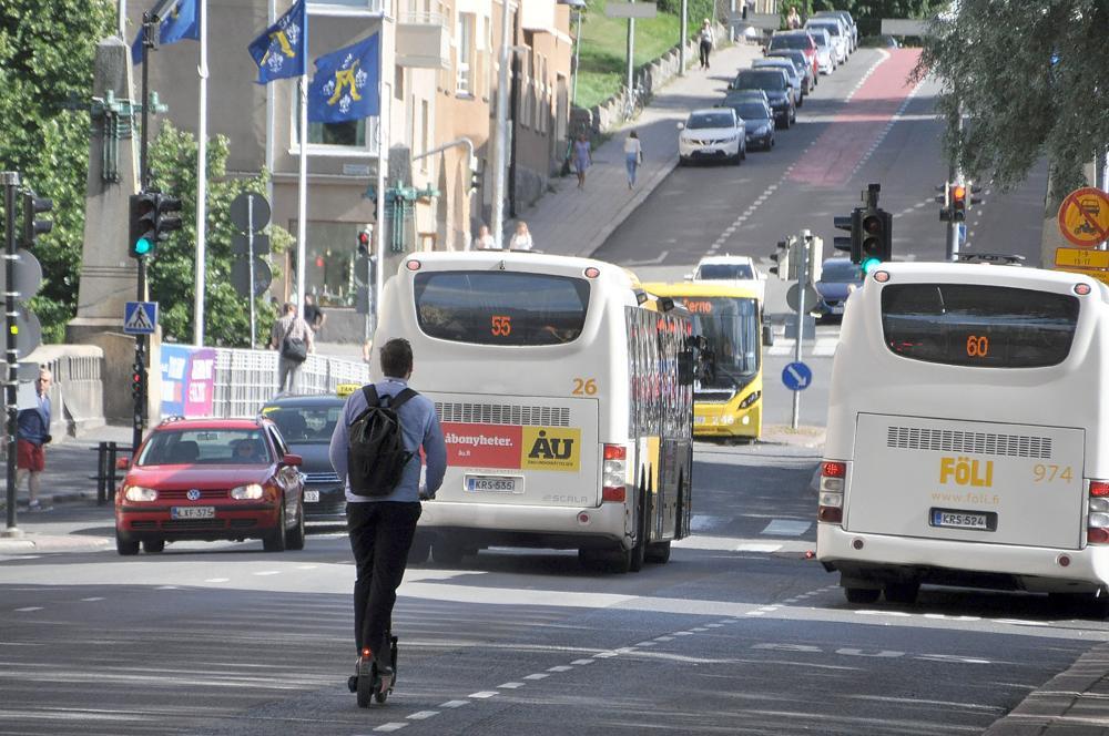 Fölis gula bussar kör längs Auragatan
