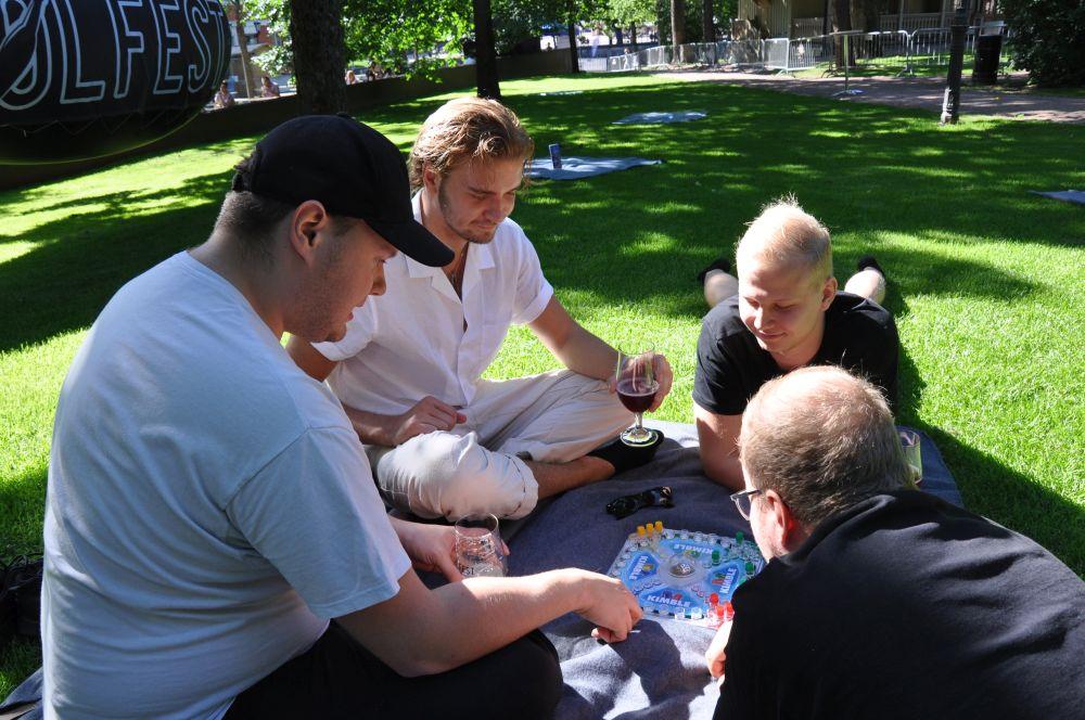 Människor spelar brädspel.