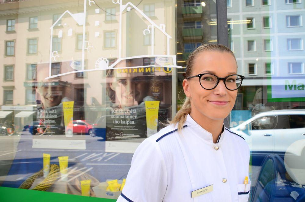 Person framför apotek.