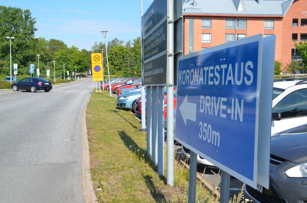 Skylt med texten koronatestaus drive-in.