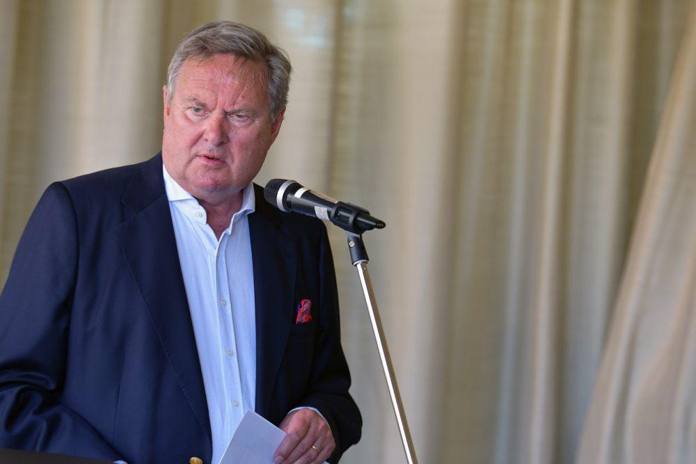Olav S. Melin står framför en mikrofon.