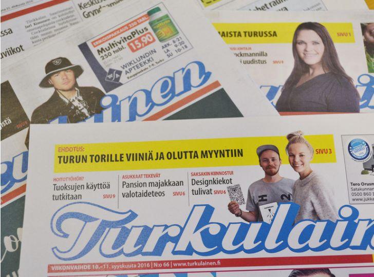 En hög med Turkulainen-papperstidningar.