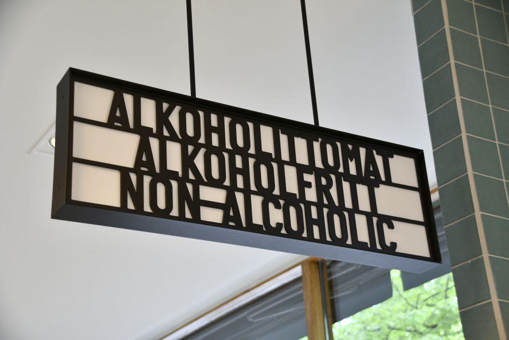 En skylt i en affär som markerar att man på den givna platsen kan köpa alkoholfria drycker.
