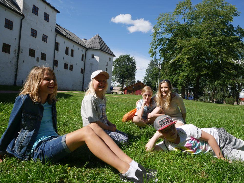 lägerbarn i gräset vid Åbo slott.