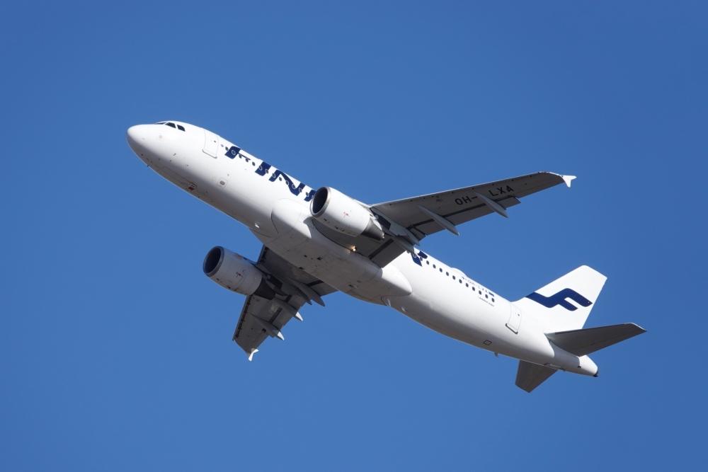 Finnairs vitblåa plan i luften