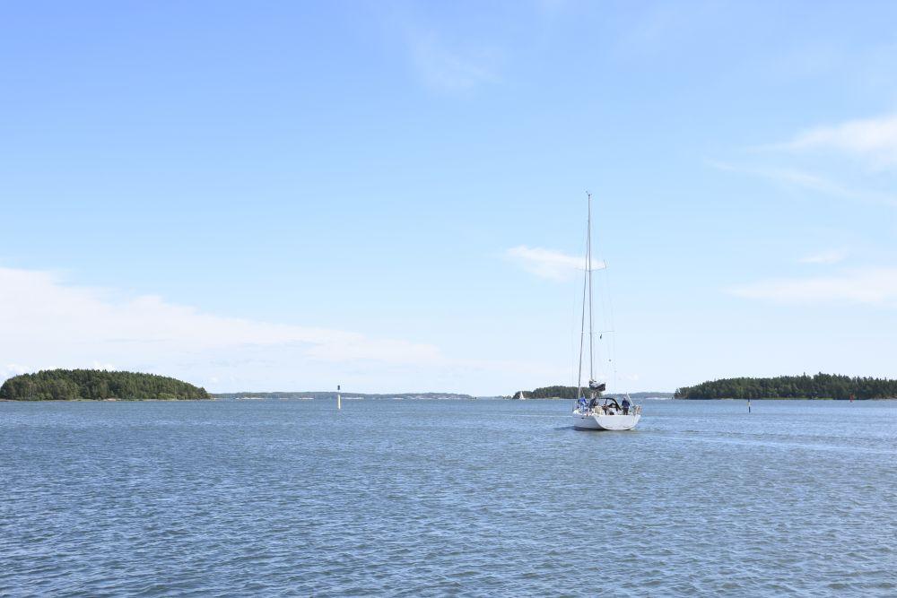 En segelbåt på havet.