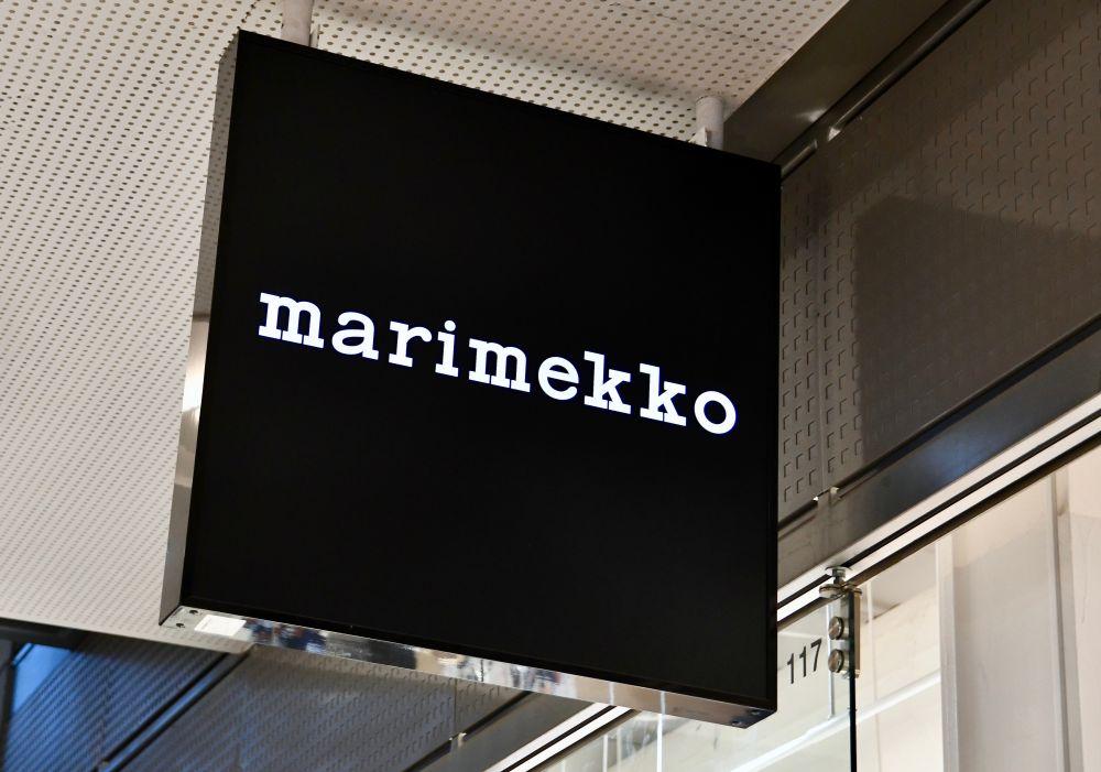 En svart skylt med texten Marimekko skriven i vitt..