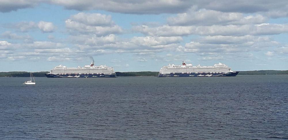 Två kryssningsfartyg möts ute på havet.