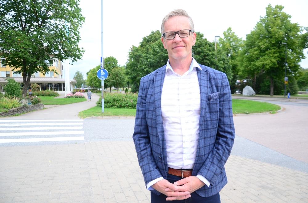 medelålders man i kavaj fotograferad utomhus