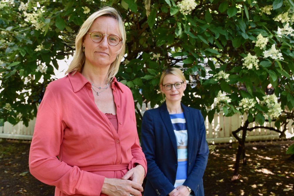 Två damer i park