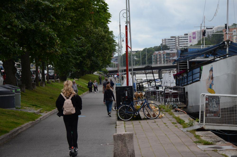 Folk längs med Aura å.
