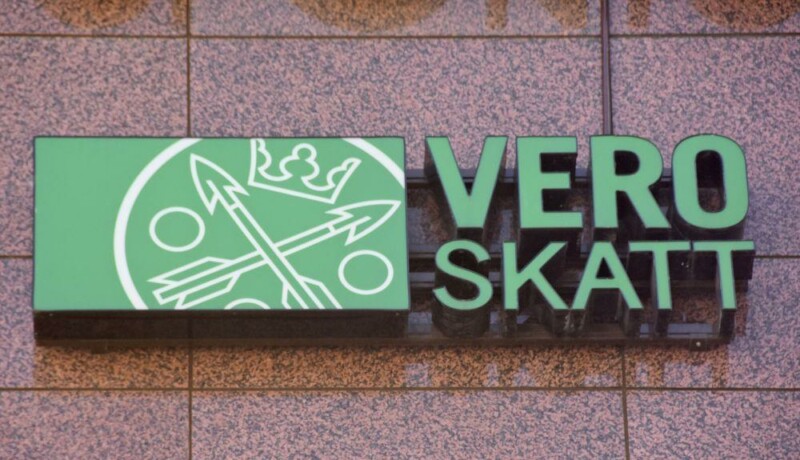 Skatteverkets logga på utsidan av en byggnad.