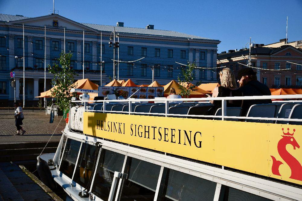 sightseeingbåt i hamn