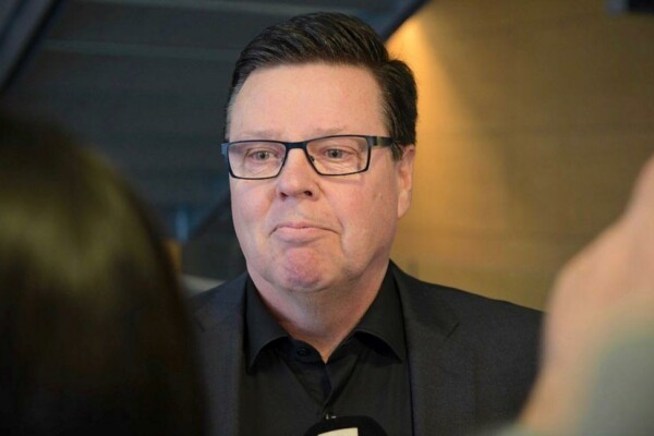 Man med glasögon i närbild.