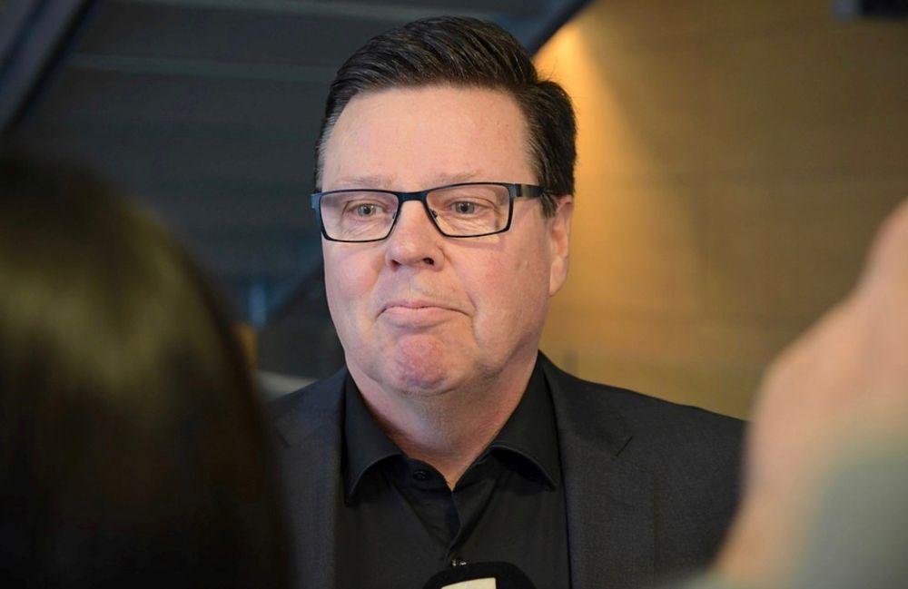 Man med glasögon i närbild.
