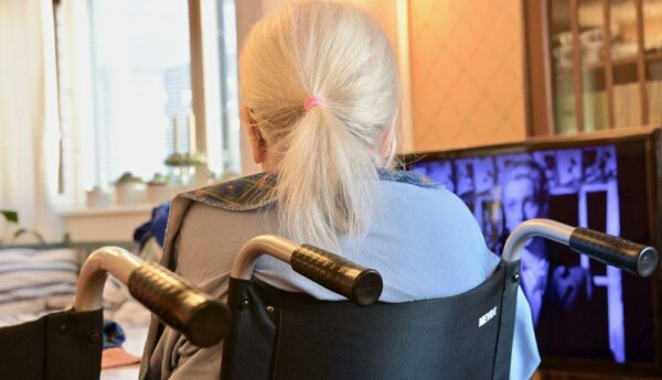 Kvinna som sitter i en rullstol.