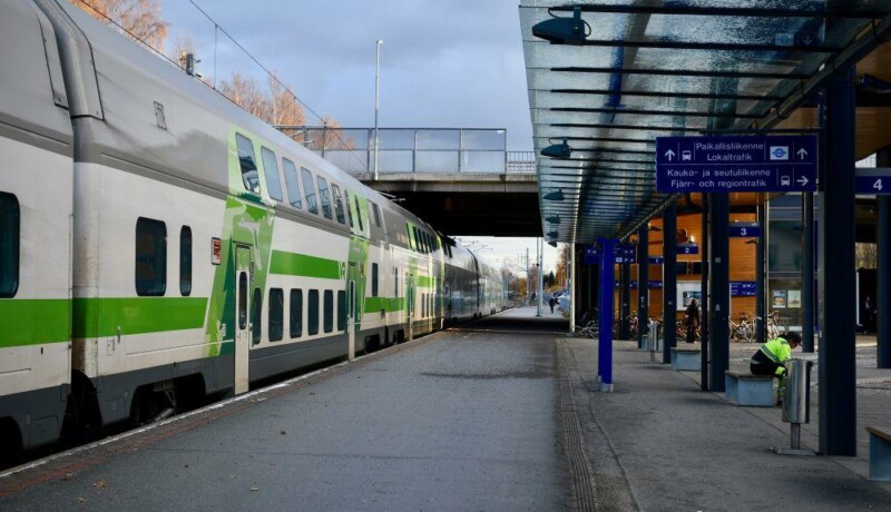 En tågstation med tåg vid perrongen.