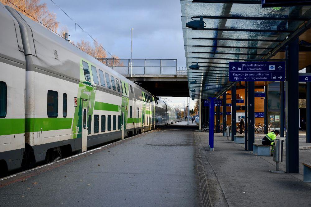 En tågstation med tåg vid perrongen.