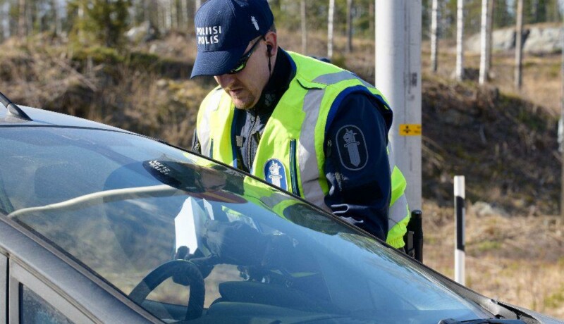 Polis står utanför en personbil