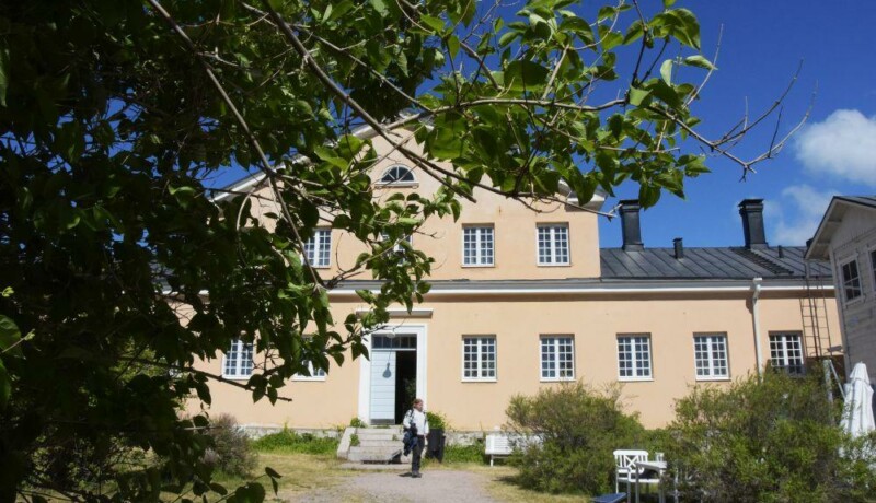 en gul byggnad och träd