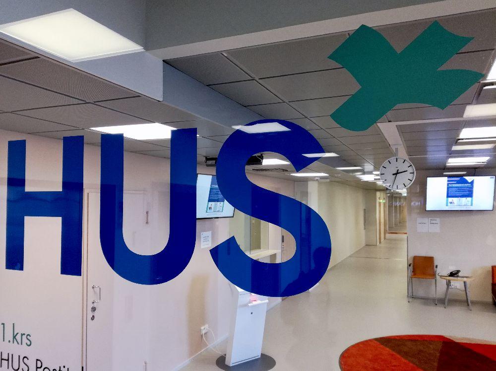 Glasdörr med texten HUS.