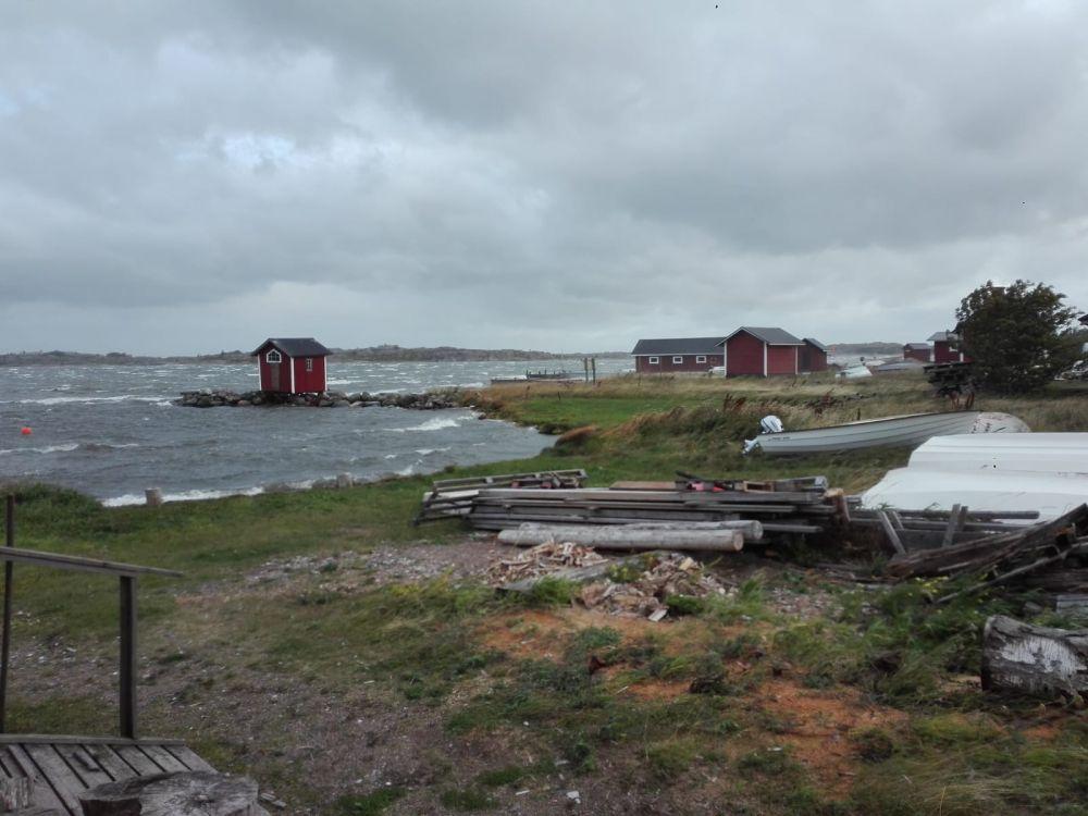 Röda hus på en strand. 