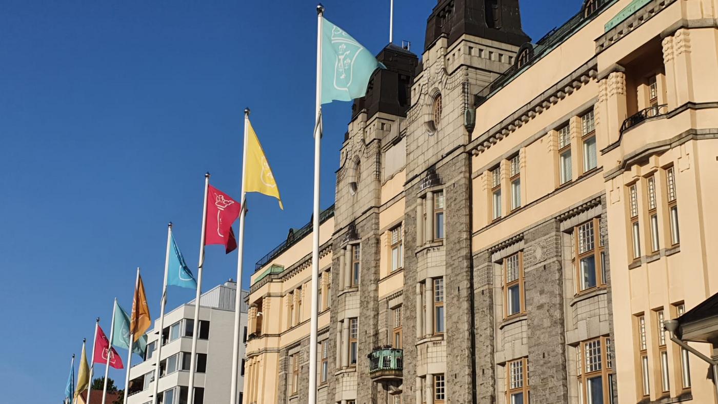 Flaggor utanför ett hus.