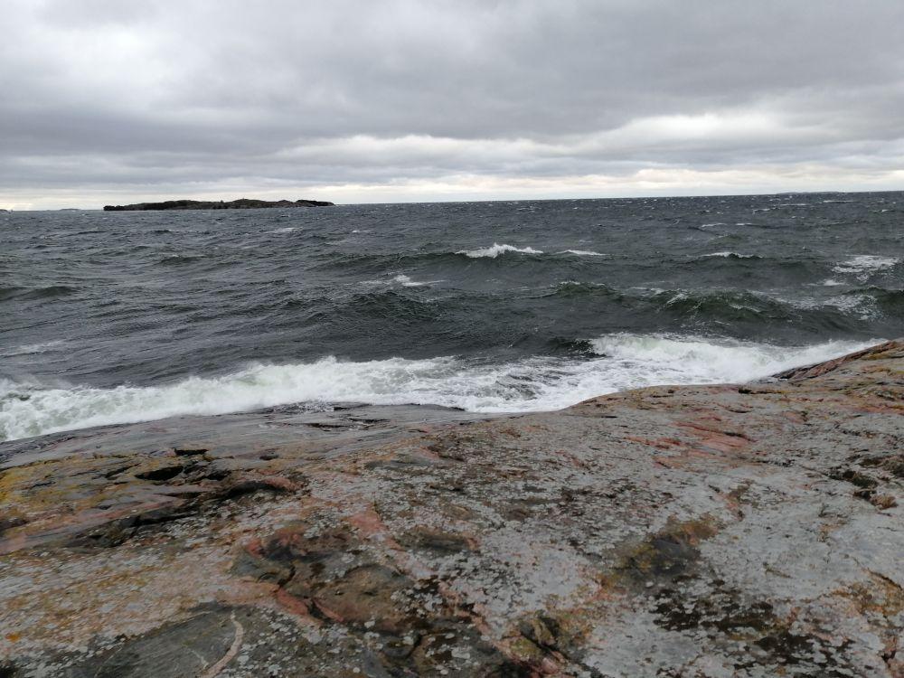 Vågor mot en klippa. 