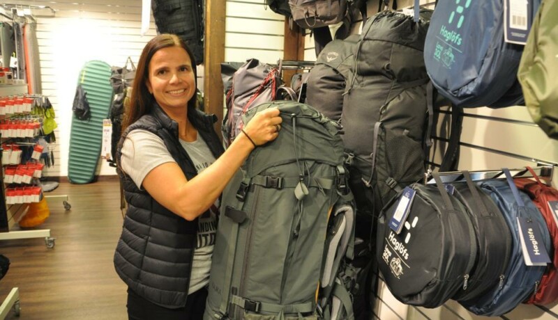 Kvinna i butik med fritidsartiklar