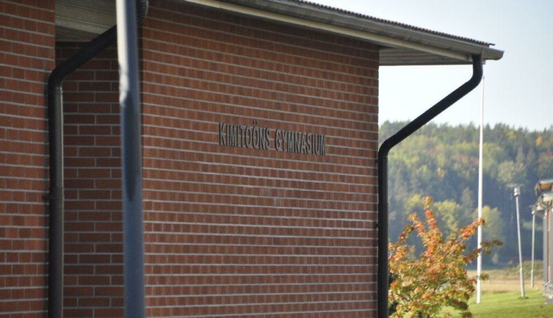 Vägg av skolbyggnad med texten Kimitoöns gymnasium
