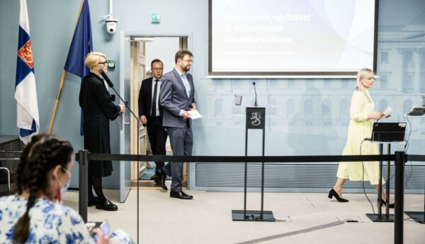 Tre ministrar vandrar in till presskonferens