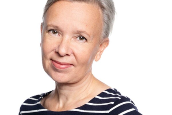 Kvinna i randig blus.