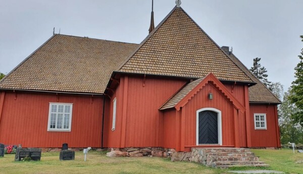 gammal kyrka i röd träbeklädnad