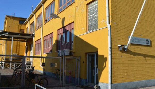 Stor tegelbyggnad
