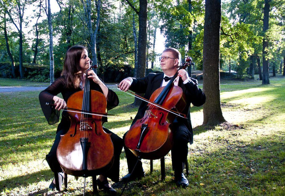 Kvinna och man med cello i park
