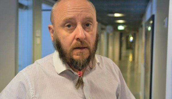 man står i korridor