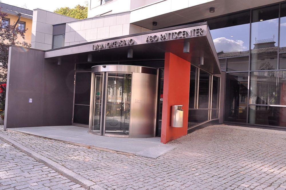 Em ingång till en offentlig byggnad.